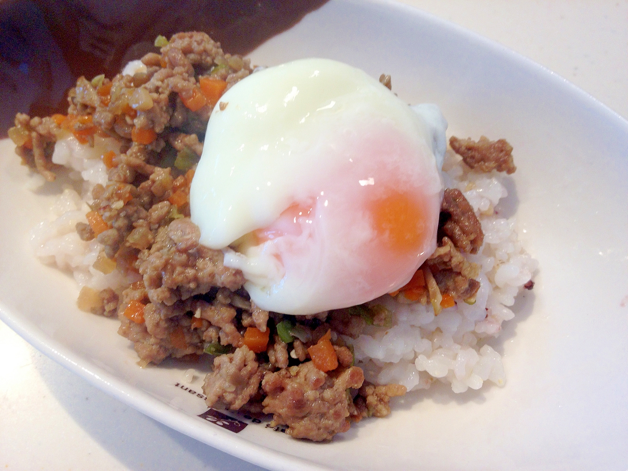 野菜入りそぼろと温泉卵の丼