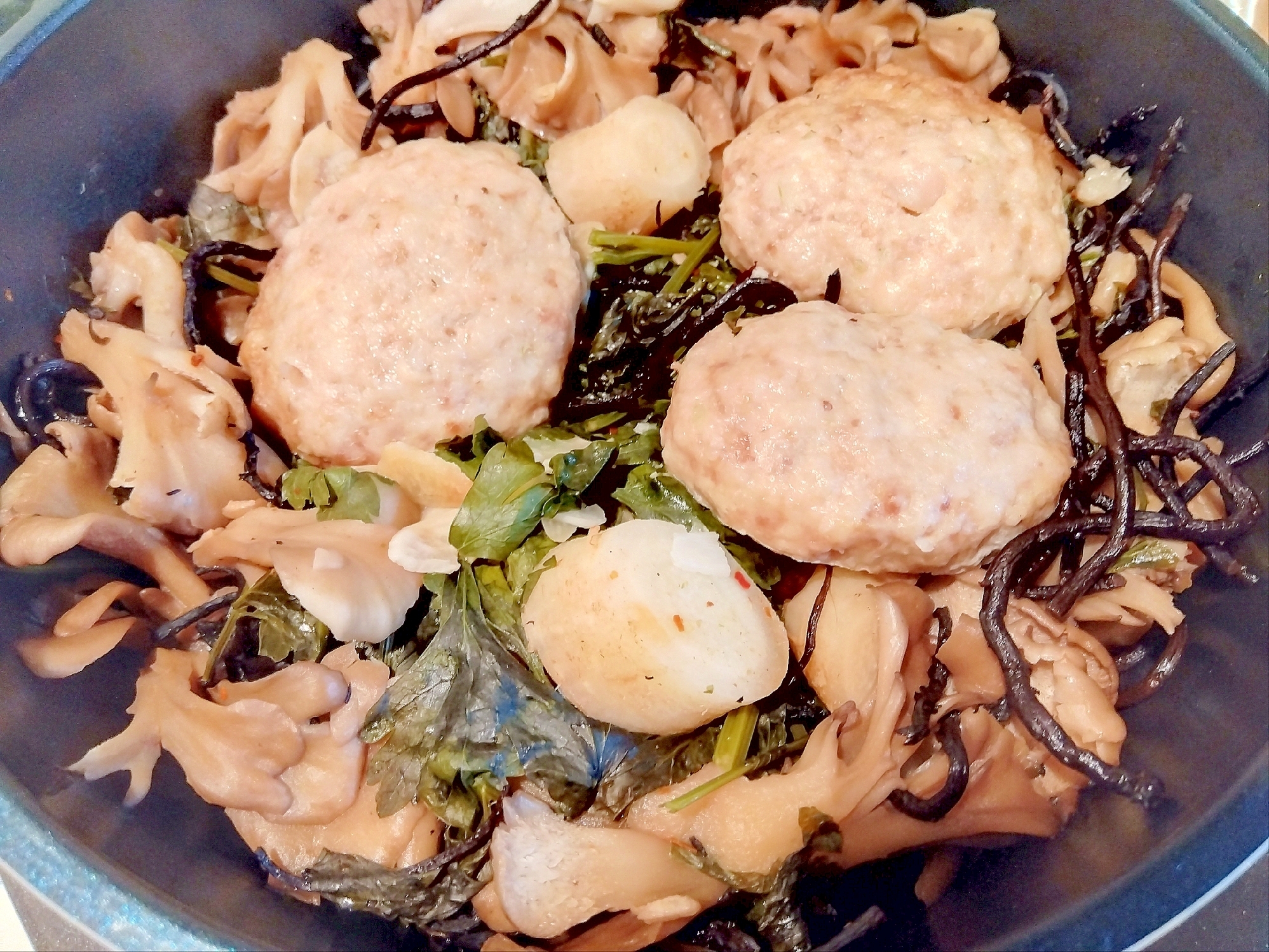 葉付き根パセリ舞茸ひじき鶏つくね蒸し煮