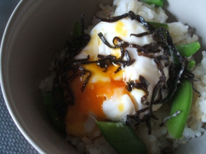 ポーチドエッグ丼