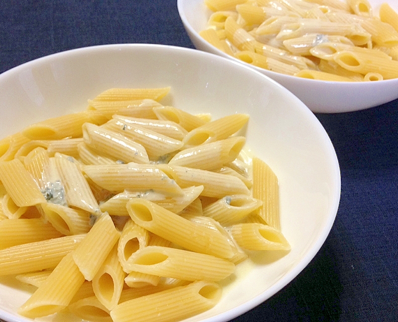 白い皿に盛り付けたブルーチーズクリームのペンネ