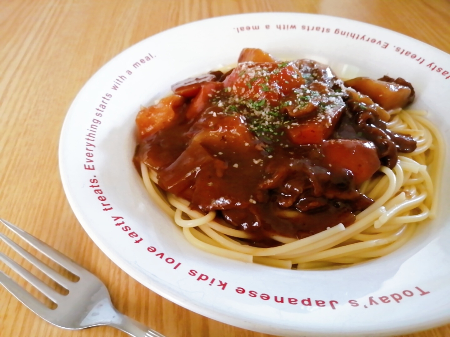 白いお皿に盛り付けられたポークシチューパスタ