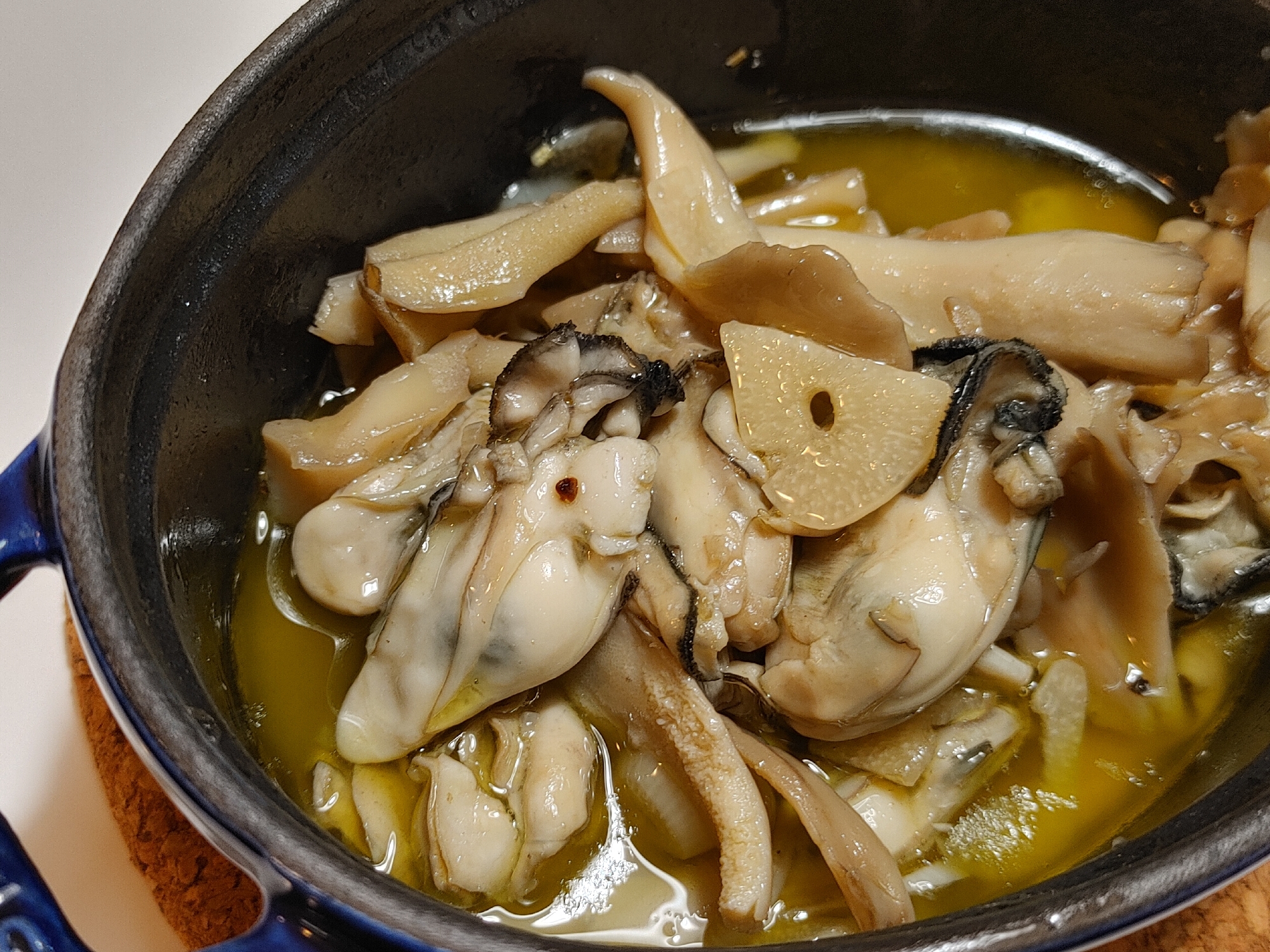 ストウブDe〜牡蠣と舞茸のオイル煮