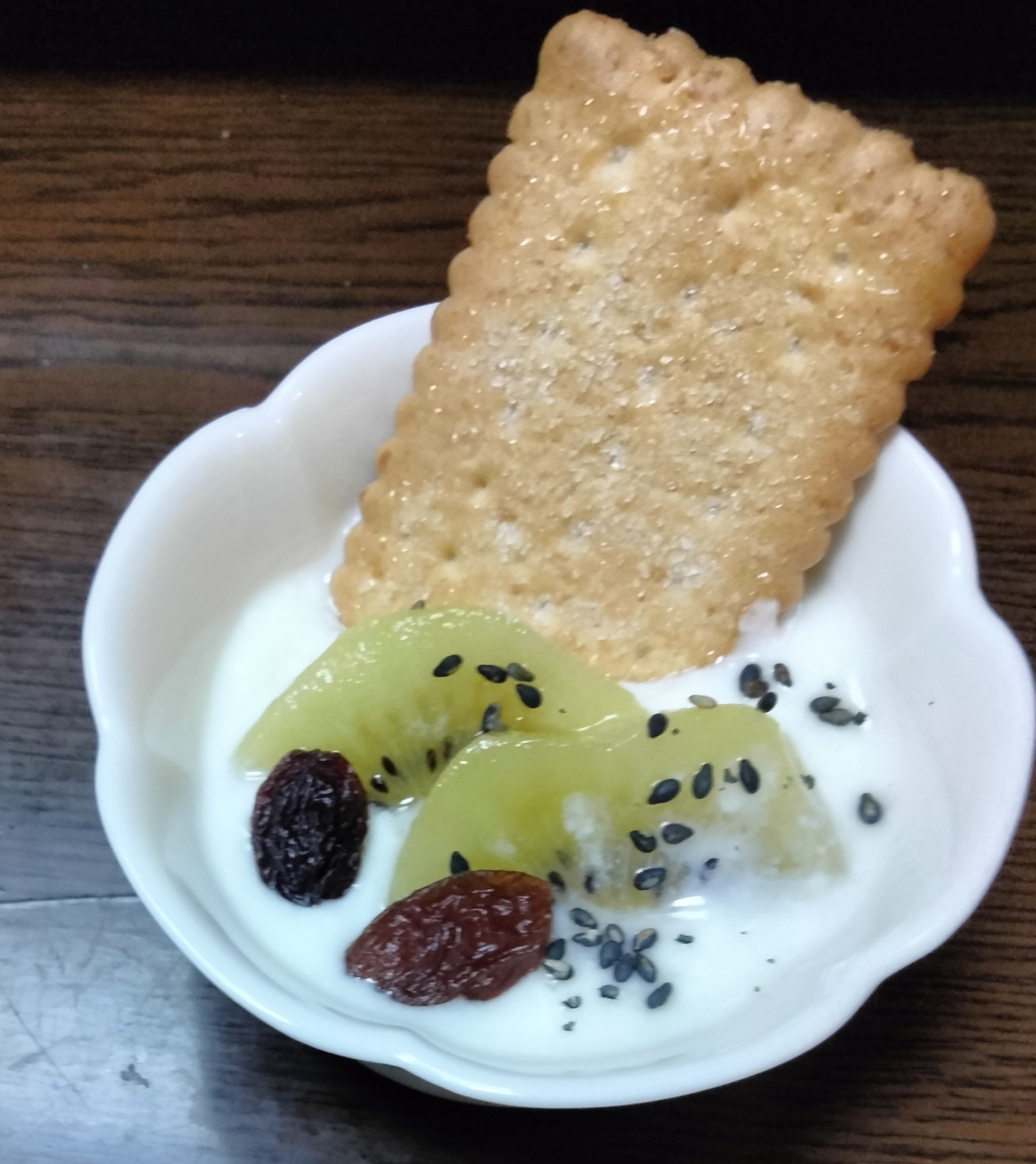 今日のヨーグルト♡キウイレーズン&サブレ