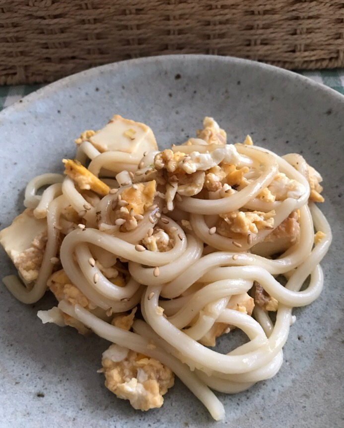 厚揚げとツナ、卵のポン酢焼きうどん