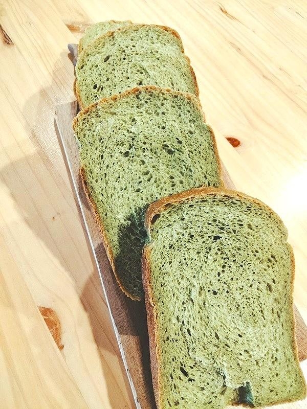 白神こだま酵母＊HBで　濃い生よもぎ食パン