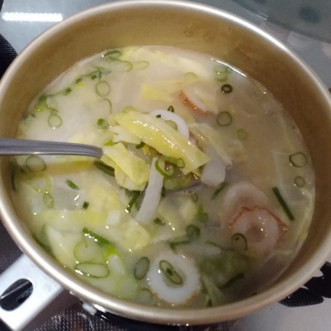 キャベツとちくわと大根とネギのお味噌汁
