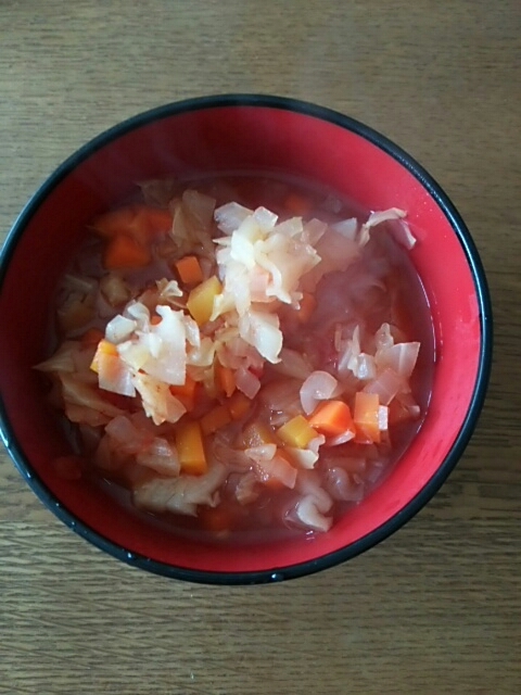 キャベツ、人参、玉ねぎのトマトスープ