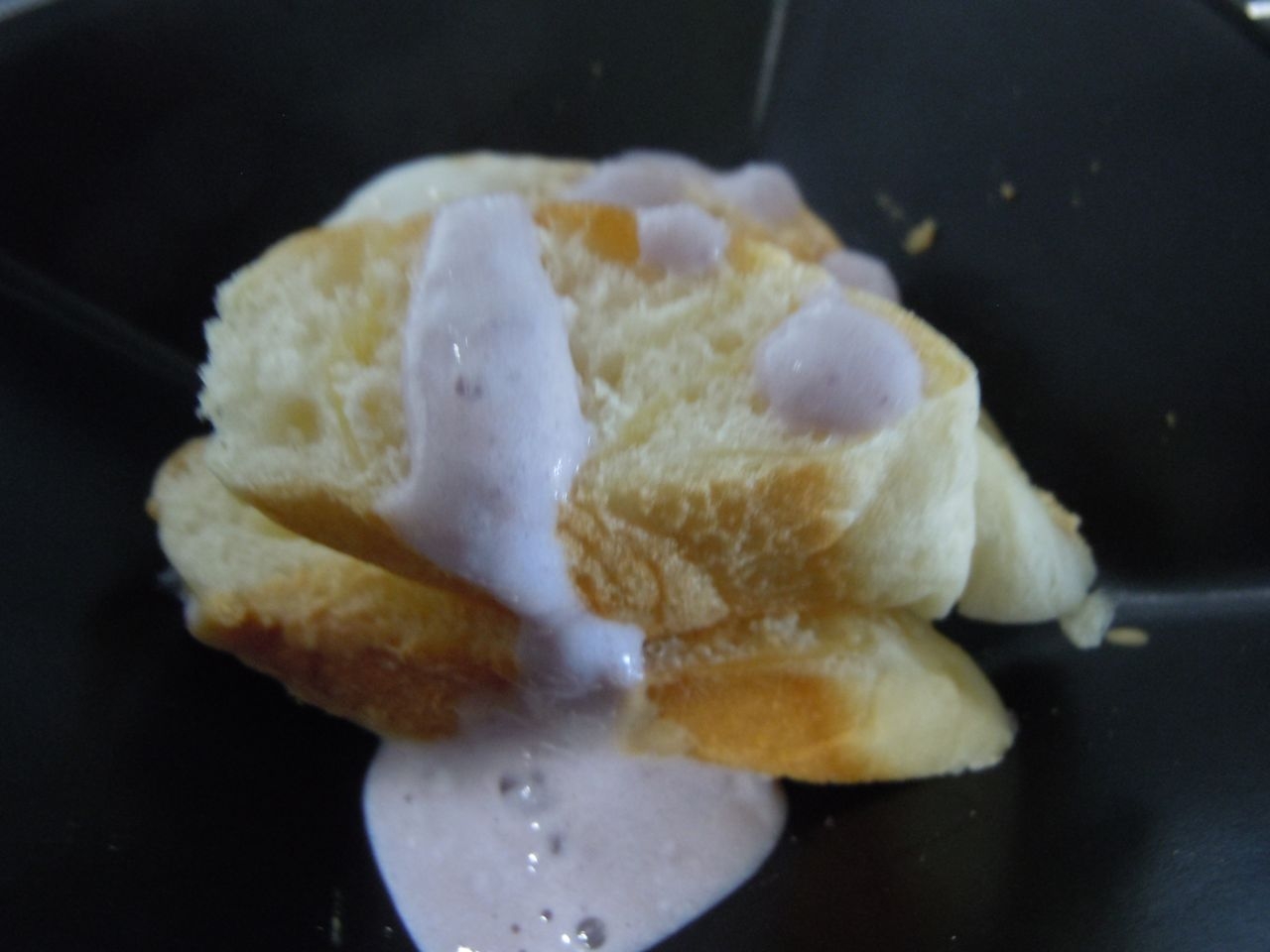 紫芋ソースでパン