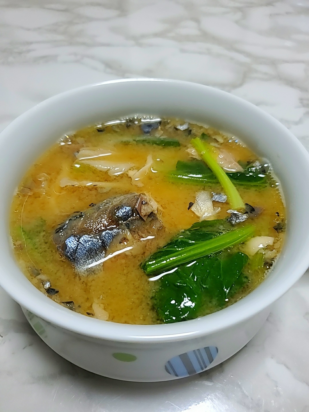 小松菜と舞茸の鯖缶味噌汁