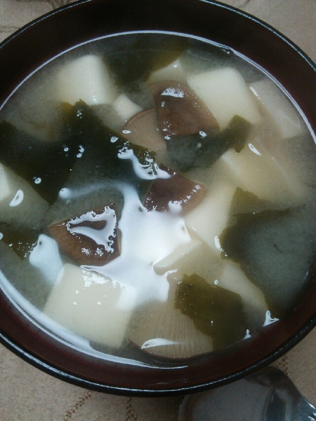 豆腐とわかめとエリンギのお味噌汁