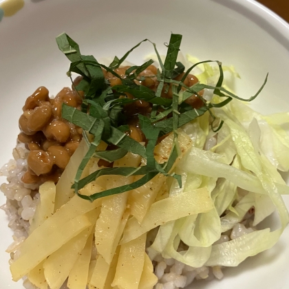 ３分！+あおさ粉の納豆で❤丼ご飯❤彩り綺麗に沢庵♪