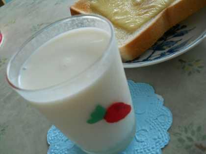 子どもが毎朝、トーストといっしょに牛乳を飲んでいるので、今日はラッシーを出してみました♪
甘くておいしいって満足した様子(^o^)今度は私もいっしょに飲みます☆