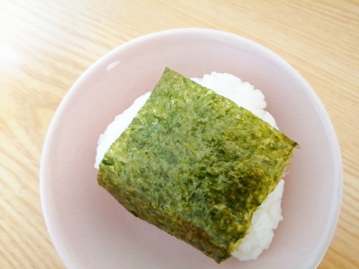 スモークチーズと梅干しとごまのおにぎり