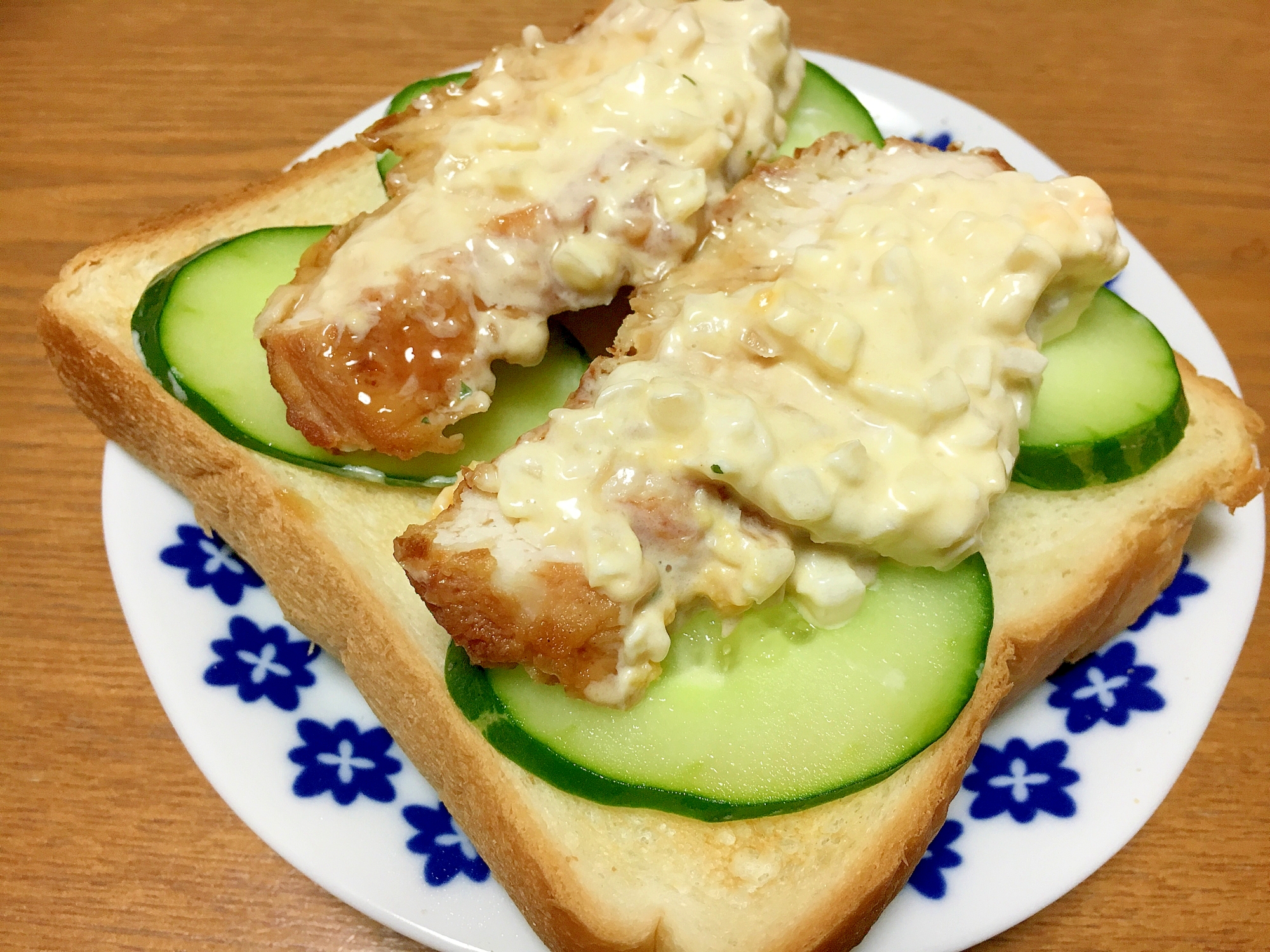 タルタルチキンカツのオープンサンド