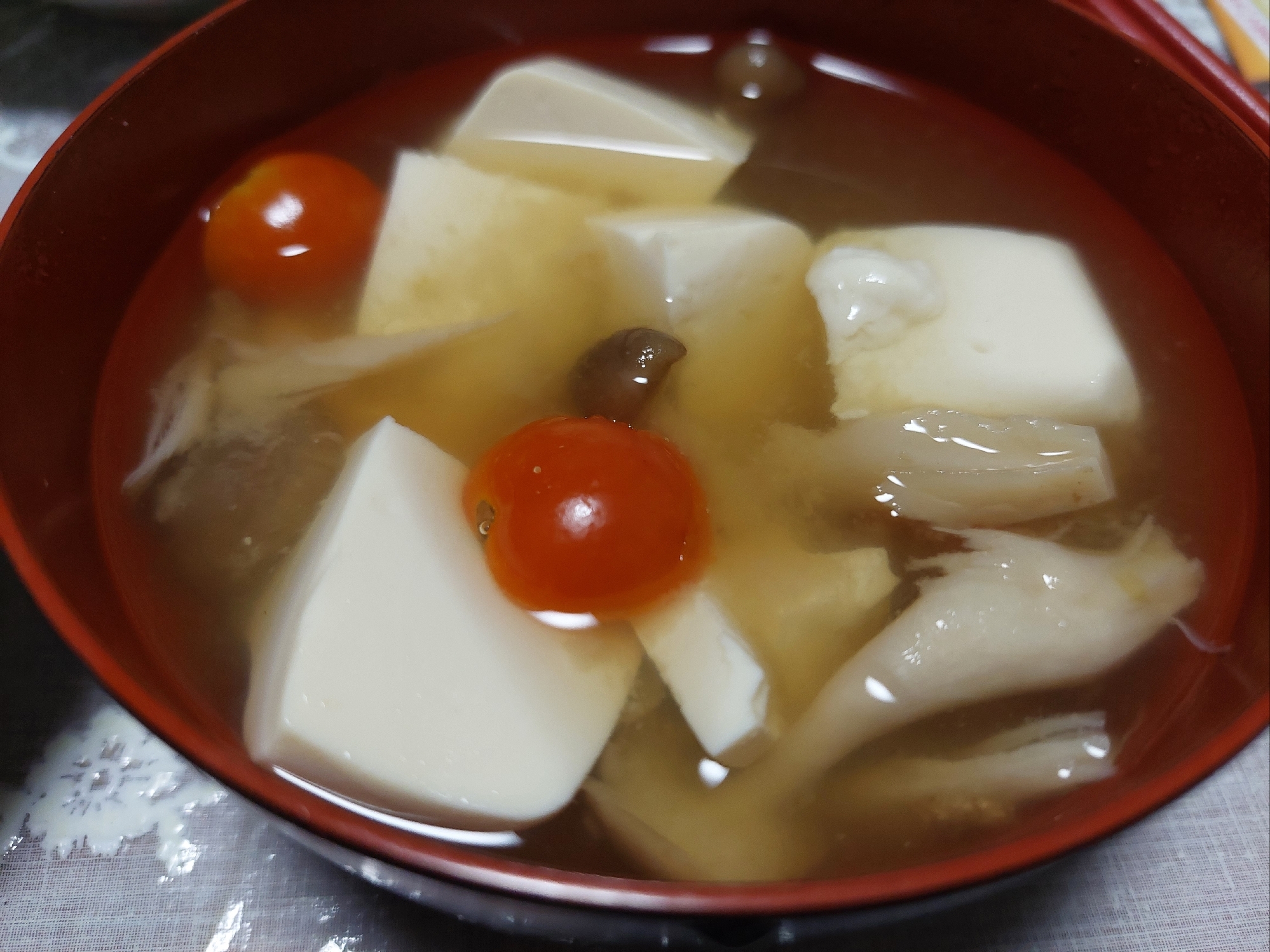 豆腐とプチトマトとしめじの味噌汁