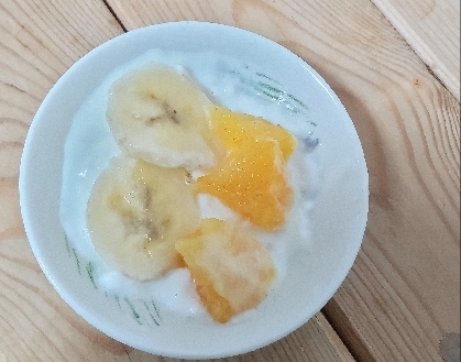 ヨーグルトにオレンジとバナナを♪