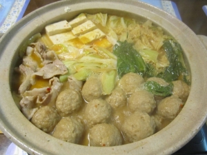 野菜たっぷり豚ばら肉と鶏団子の坦々胡麻鍋