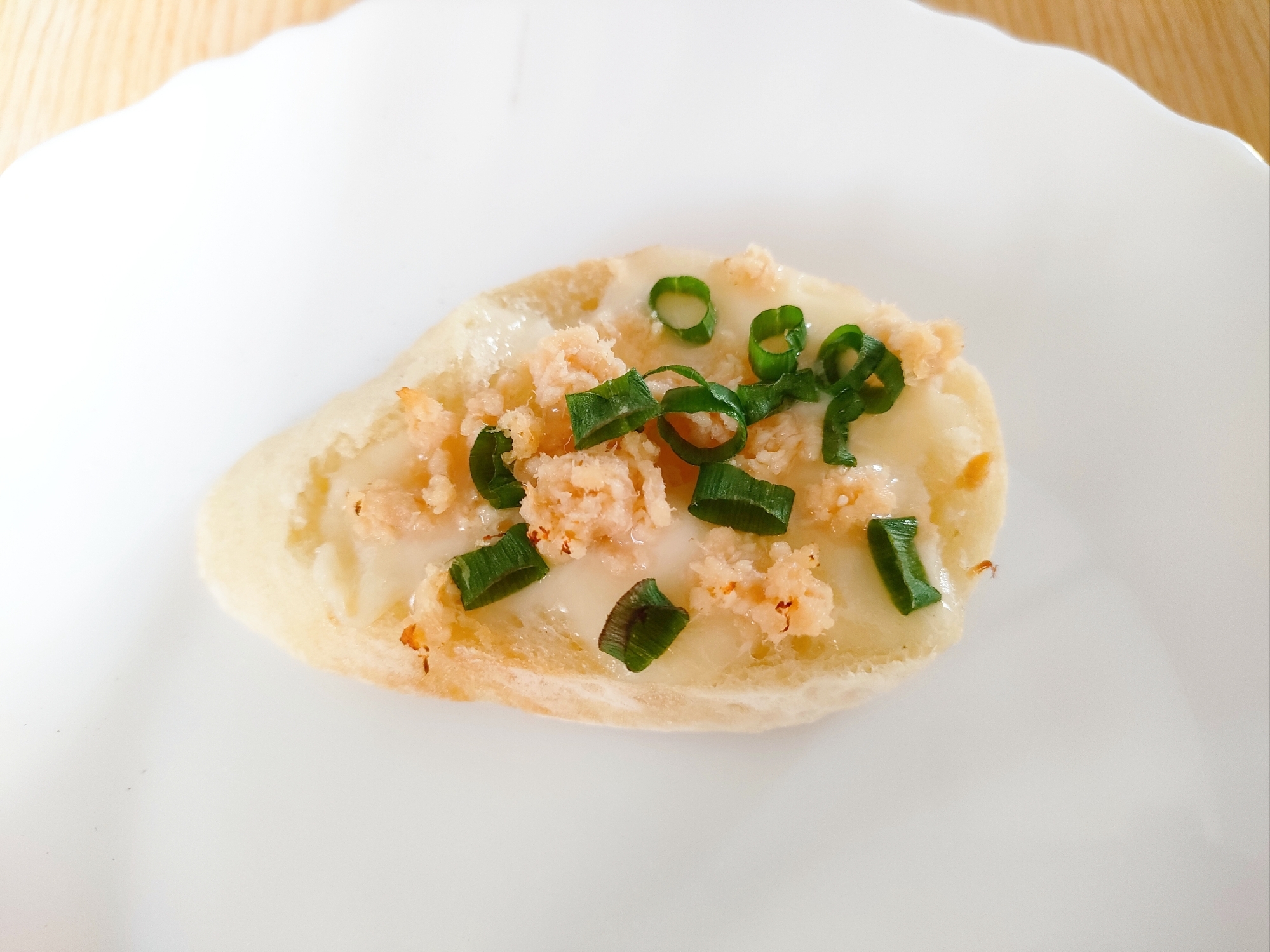 鮭フレークと小ねぎのチーズトースト