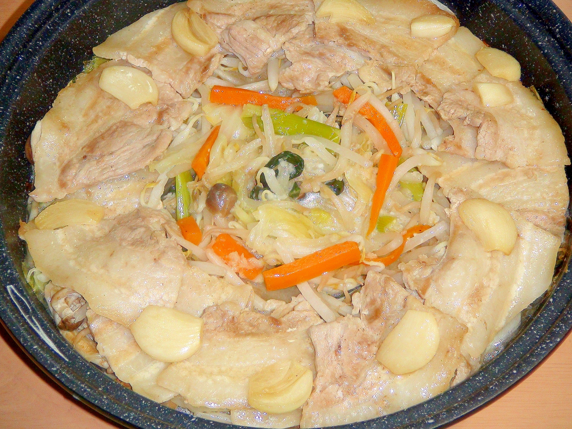 タジン鍋で簡単♪豚バラ肉と野菜たっぷり鍋♪(2)
