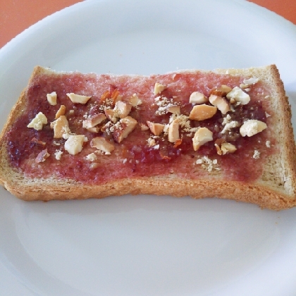 苺ジャムとアーモンドときな粉のトースト