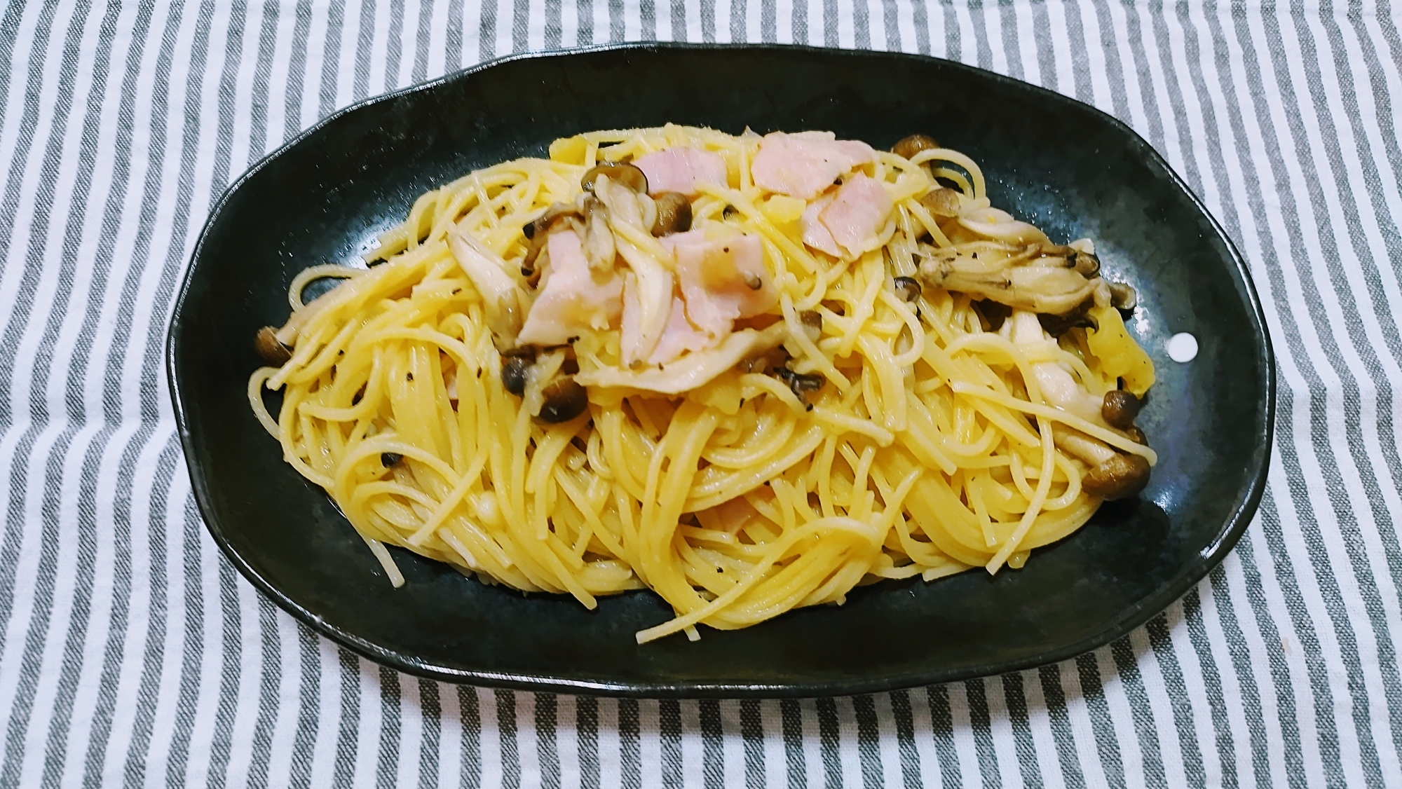 ベーコンとじゃがいもときのこのコンソメ醤油パスタ