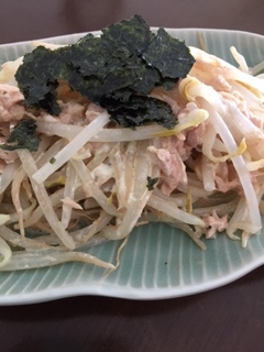 もやしとツナ缶のマヨ、麺つゆサラダ