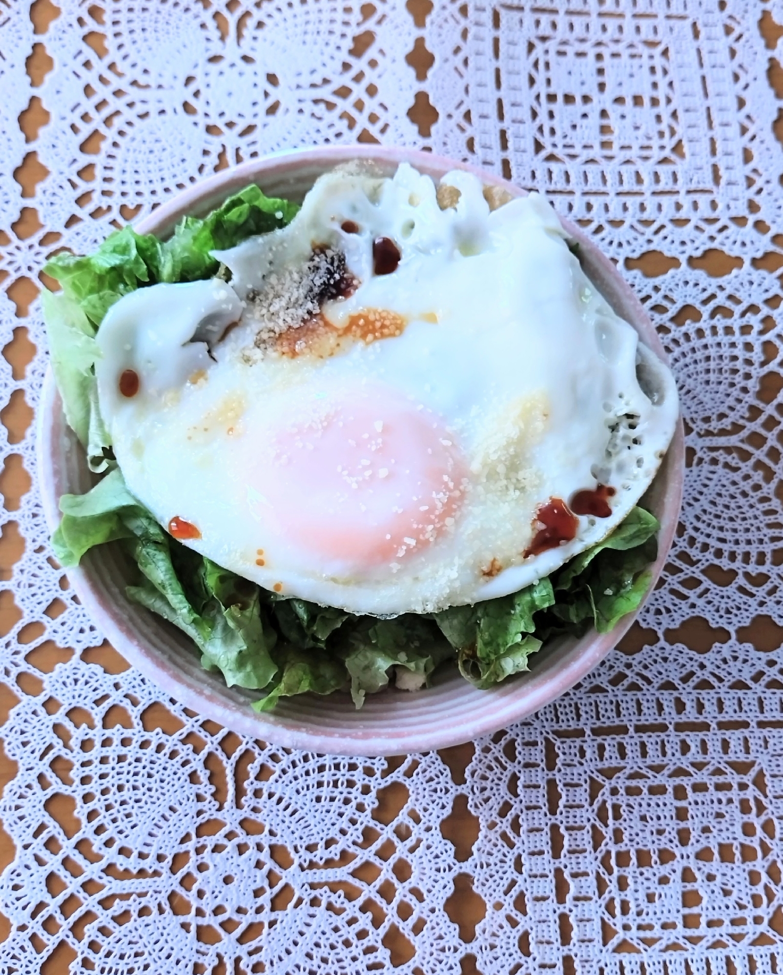 グリーンレタスの目玉焼き丼☆