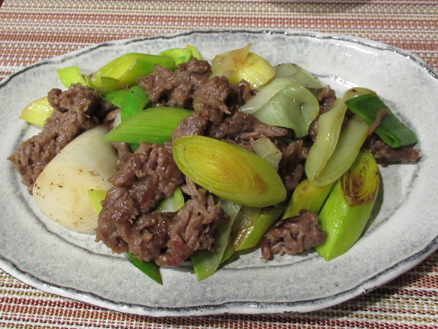 牛こま切れ肉とリーキのレモン炒め