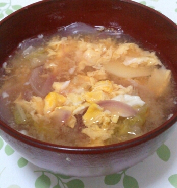 玉ねぎ・コーン・卵の味噌汁