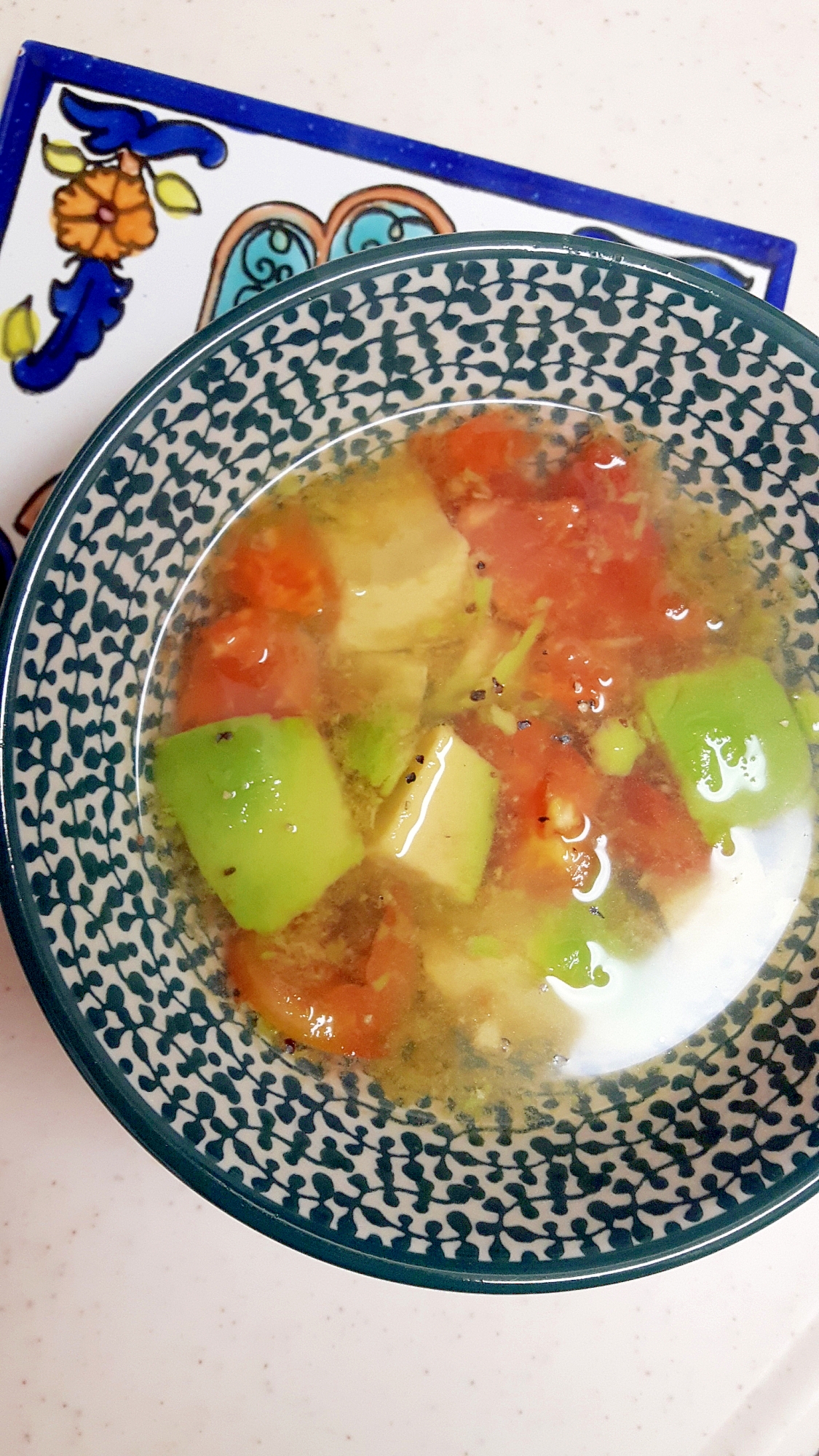 簡単ヘルシー(^^)アボカドとトマトの昆布茶スープ