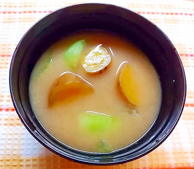 薩摩芋とチンゲン菜の味噌汁