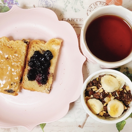 2つのトーストと美味しいコーヒーの朝食