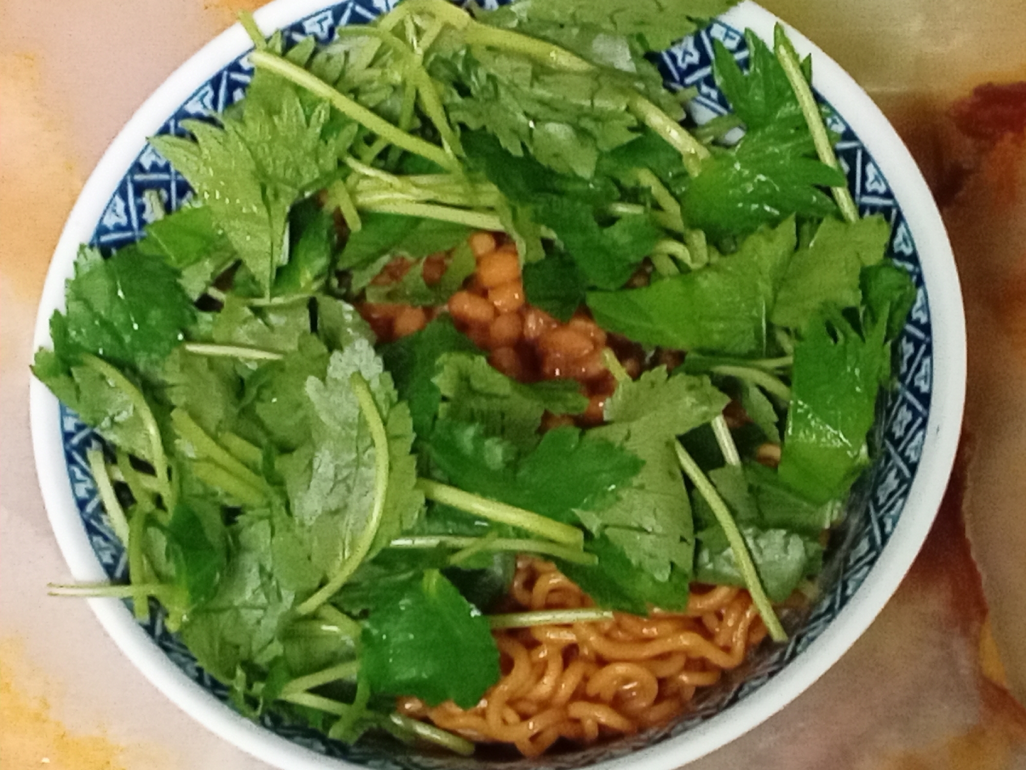 ☆納豆☆大葉☆三つ葉☆de袋麺の焼きそば丼