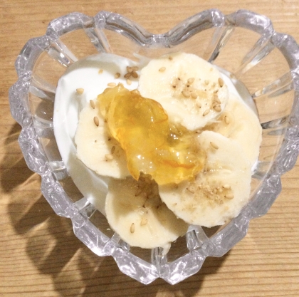 バナナとジャムと胡麻のヨーグルト