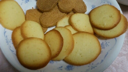 クッキー焼いた時に出た卵白を使ってまた作りました(^-^) 簡単で早くできるので重宝しています