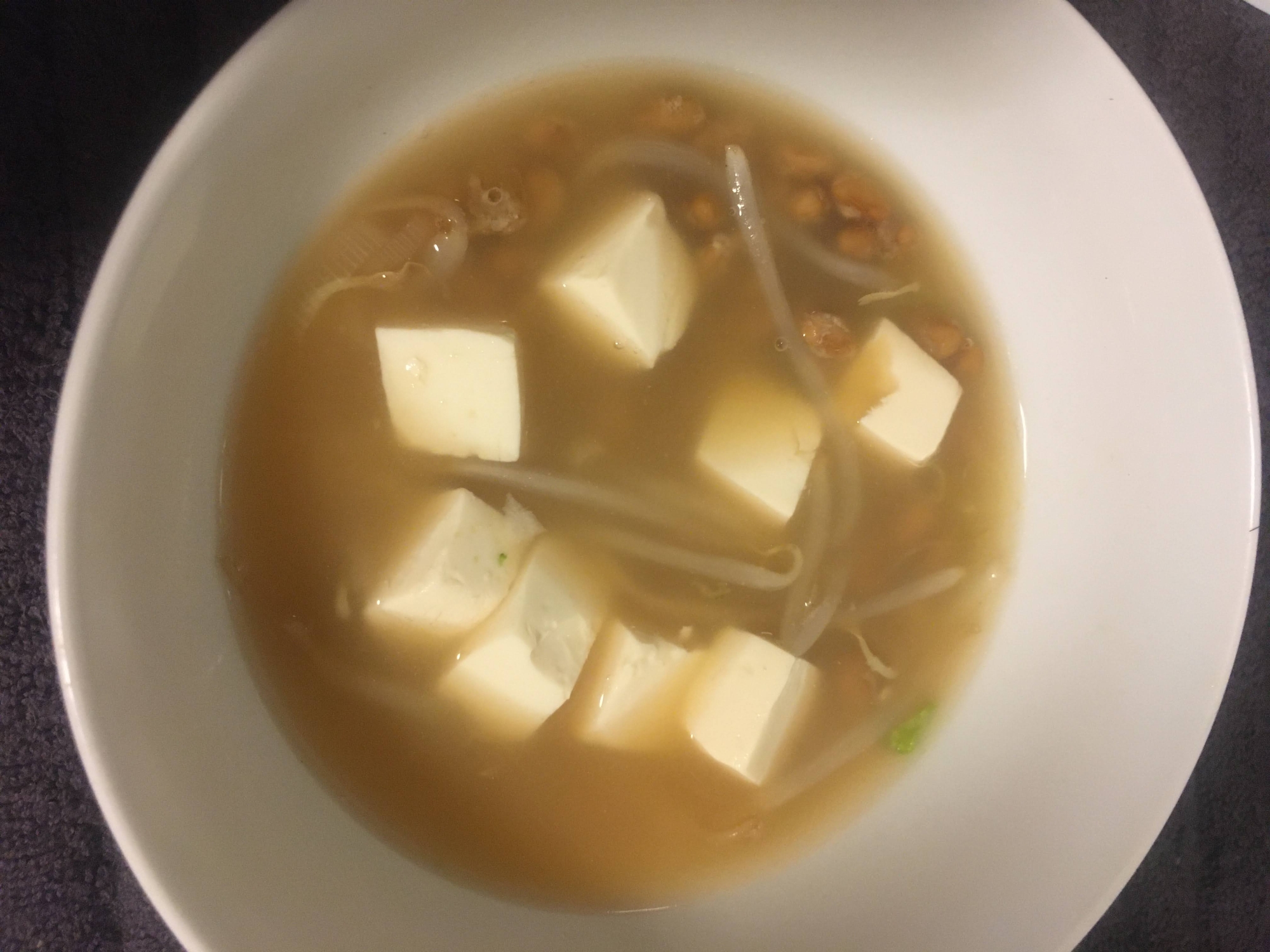 豆腐、もやしの納豆味噌汁