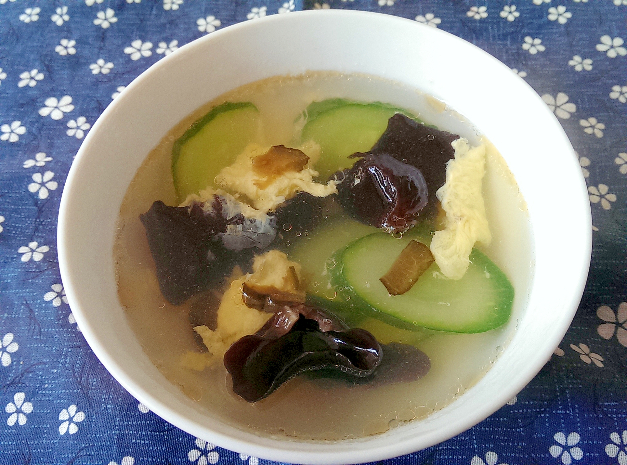 キューちゃんときゅうりとたまごの中華風スープ