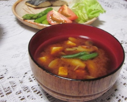 インゲンと玉ねぎの味噌汁