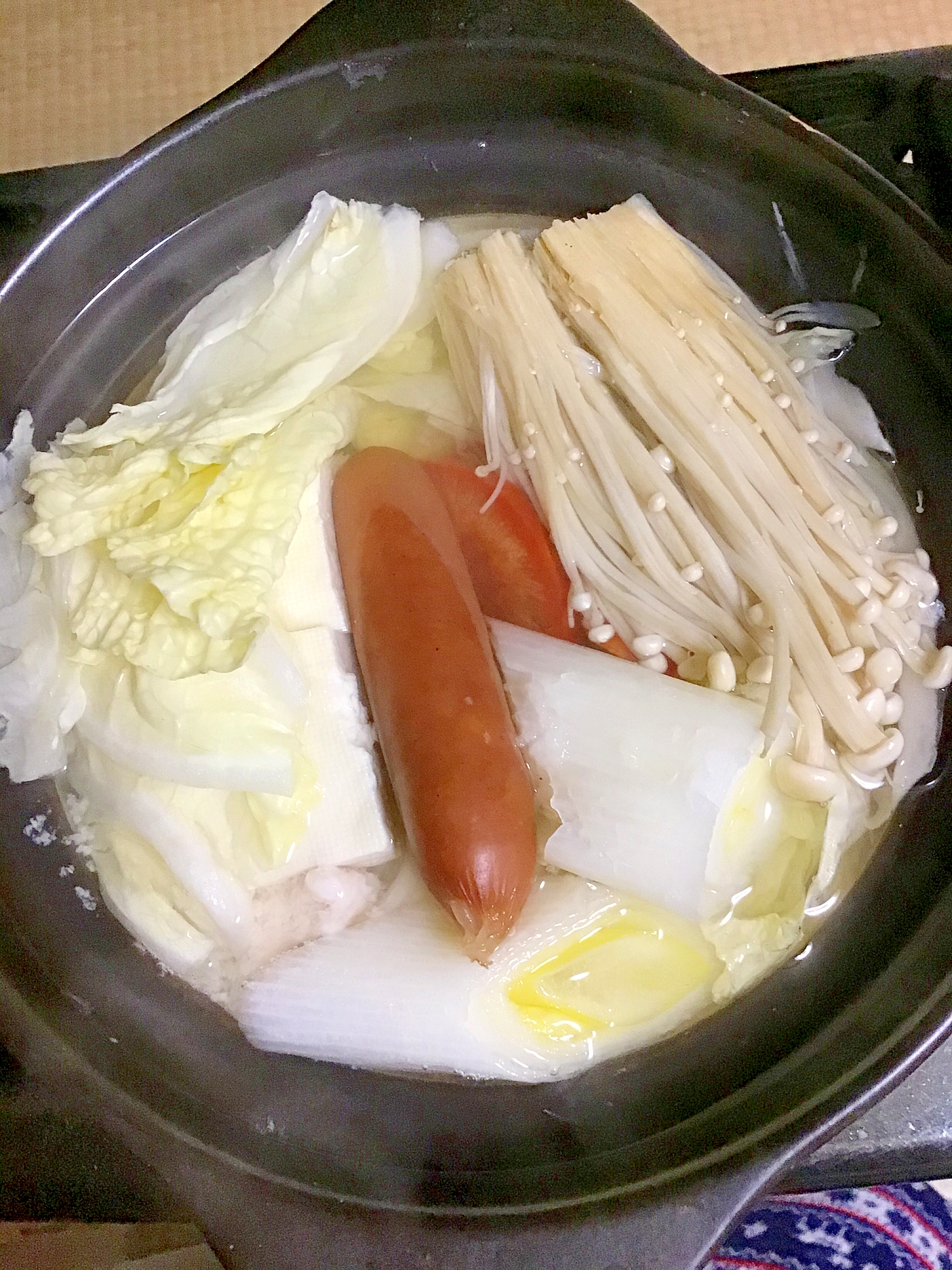 チョリソーとエノキとネギの湯豆腐鍋。