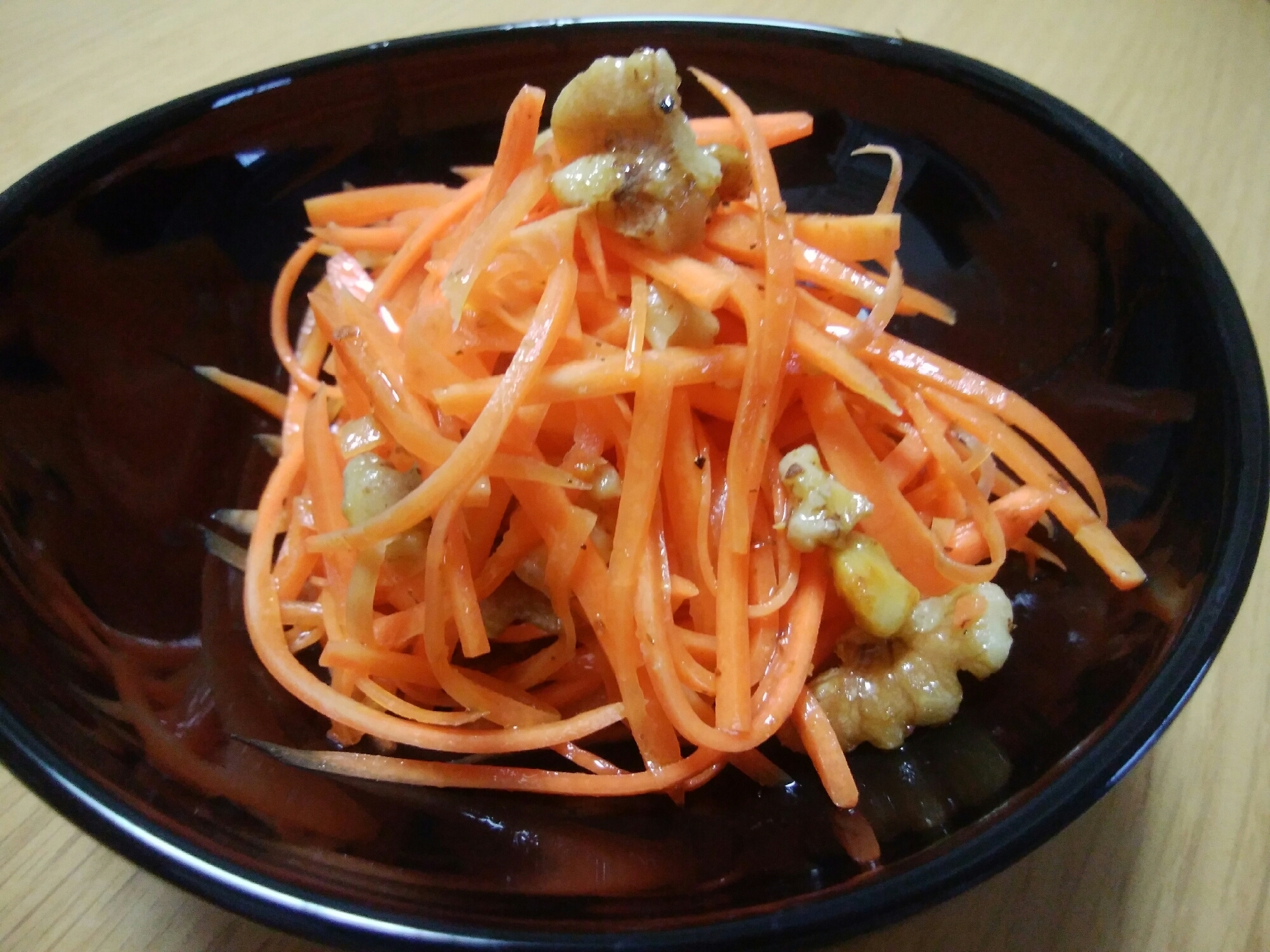 食感が楽しい☆にんじんとクルミのサラダ