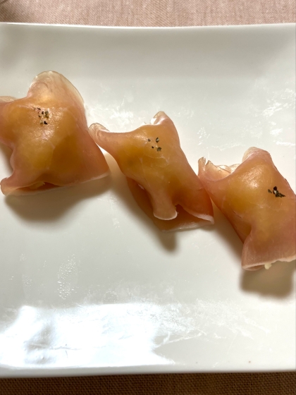 簡単にできてワインによく合います♪アクセントにブラックペッパーを上に少しのせてみました(๑˃̵ᴗ˂̵)素敵なレシピありがとうございます