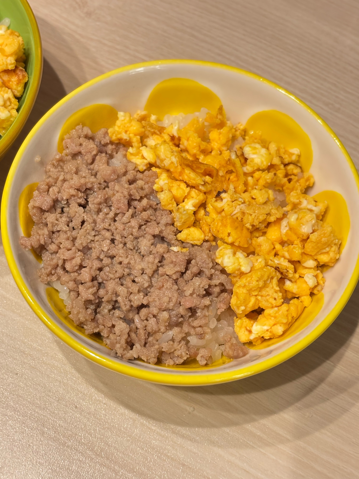 子供が大好き！豚肉そぼろふわふわたまごの二色丼