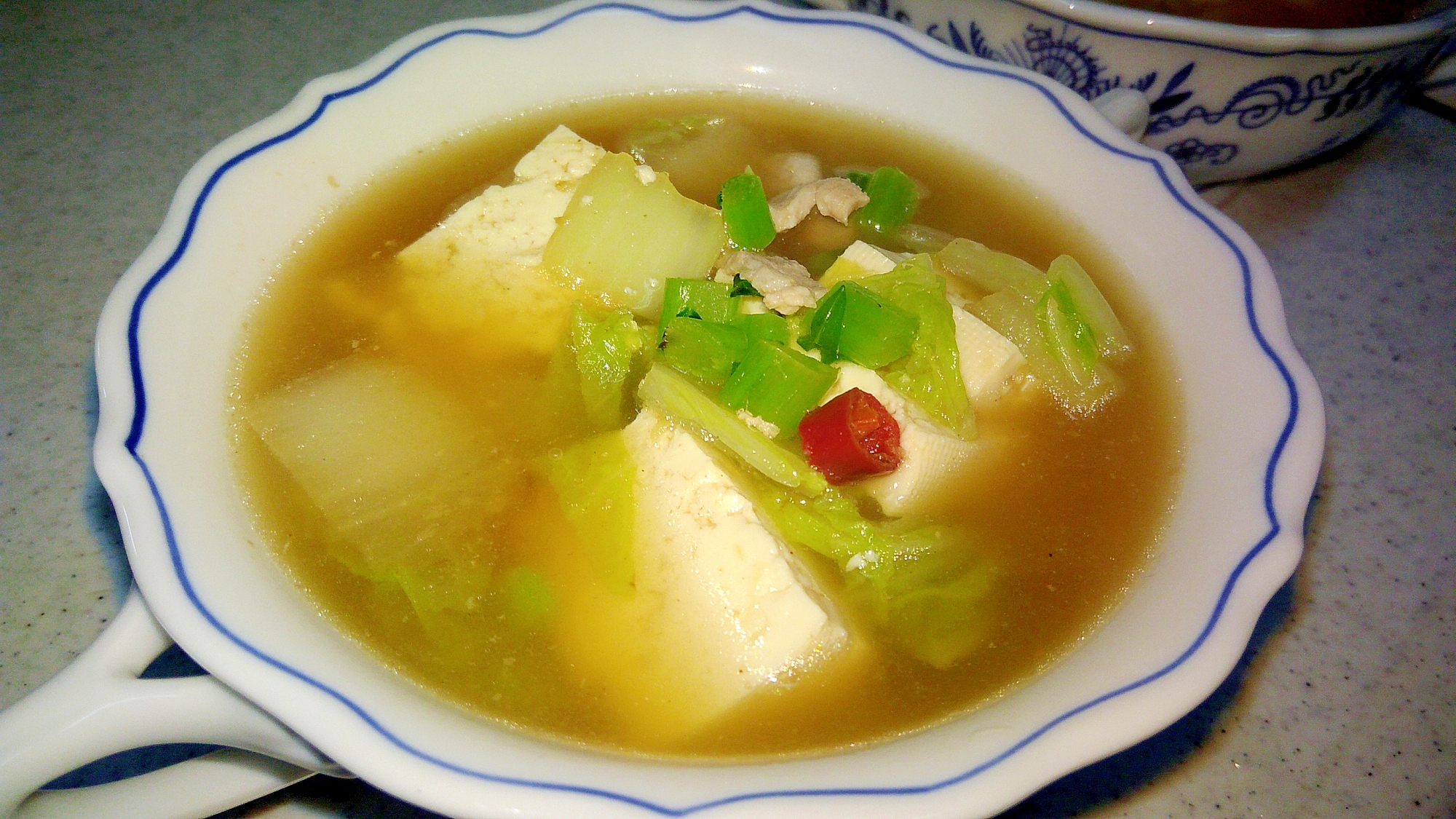 豆腐と豚肉、白菜のピリ辛和風スープ