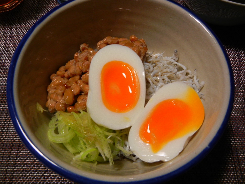 納豆シラスと半熟卵の丼