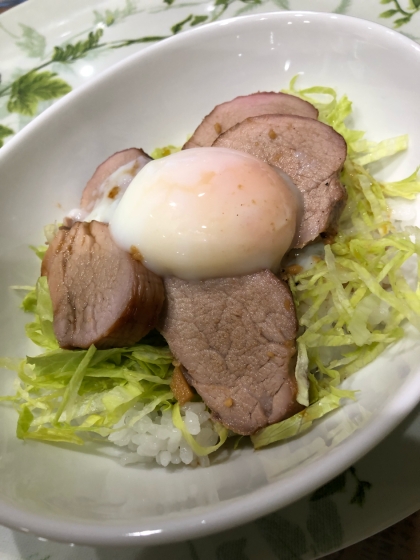 ご飯に、レタスと温泉卵ものせて、丼にして食べました。
簡単で美味しかったです。