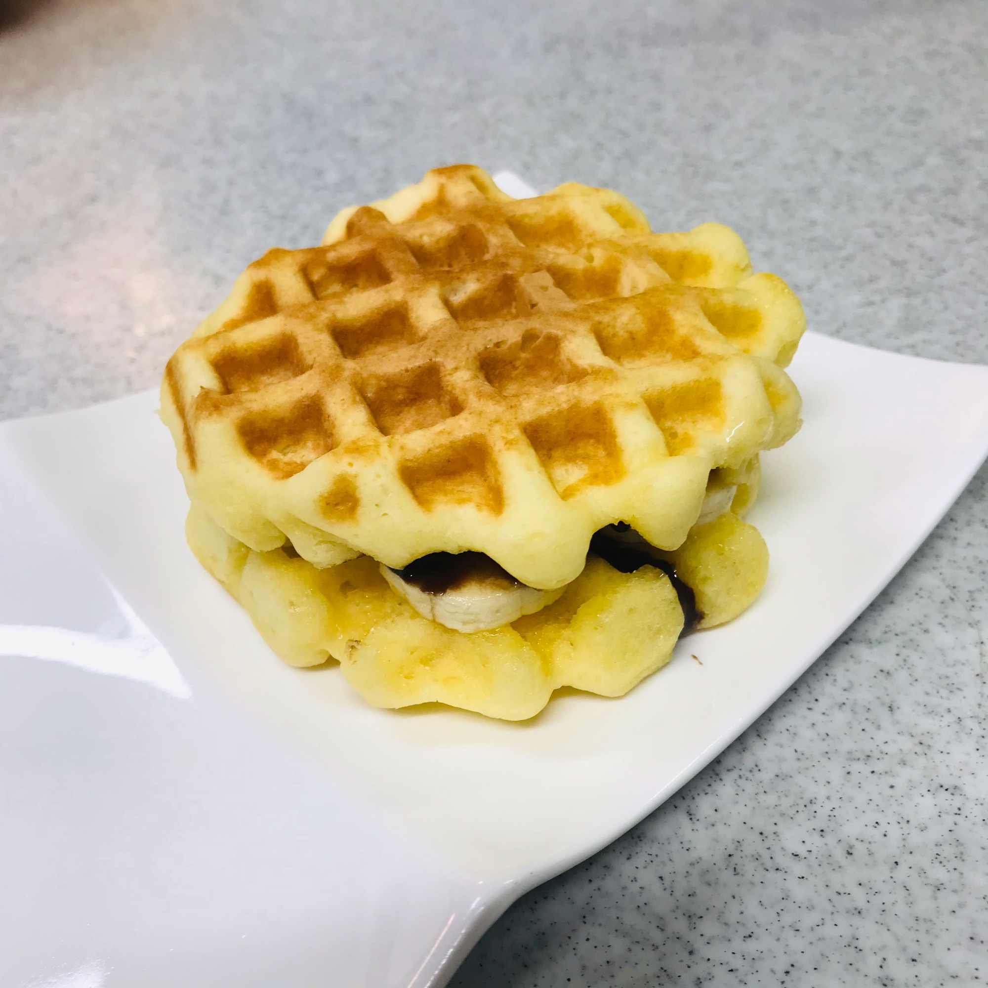 蜂蜜マーガリンとチョコバナナをサンドしたワッフル