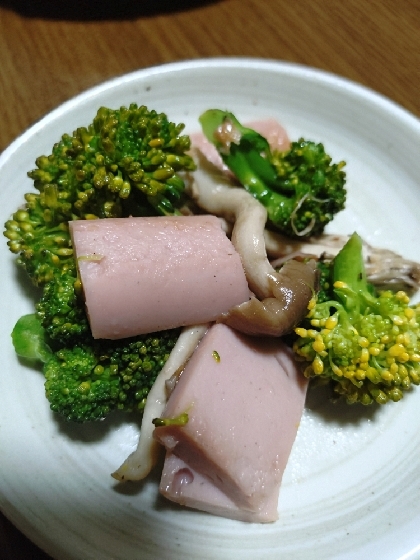 お弁当！魚肉ソーセージとブロッコリーのコンソメ炒め