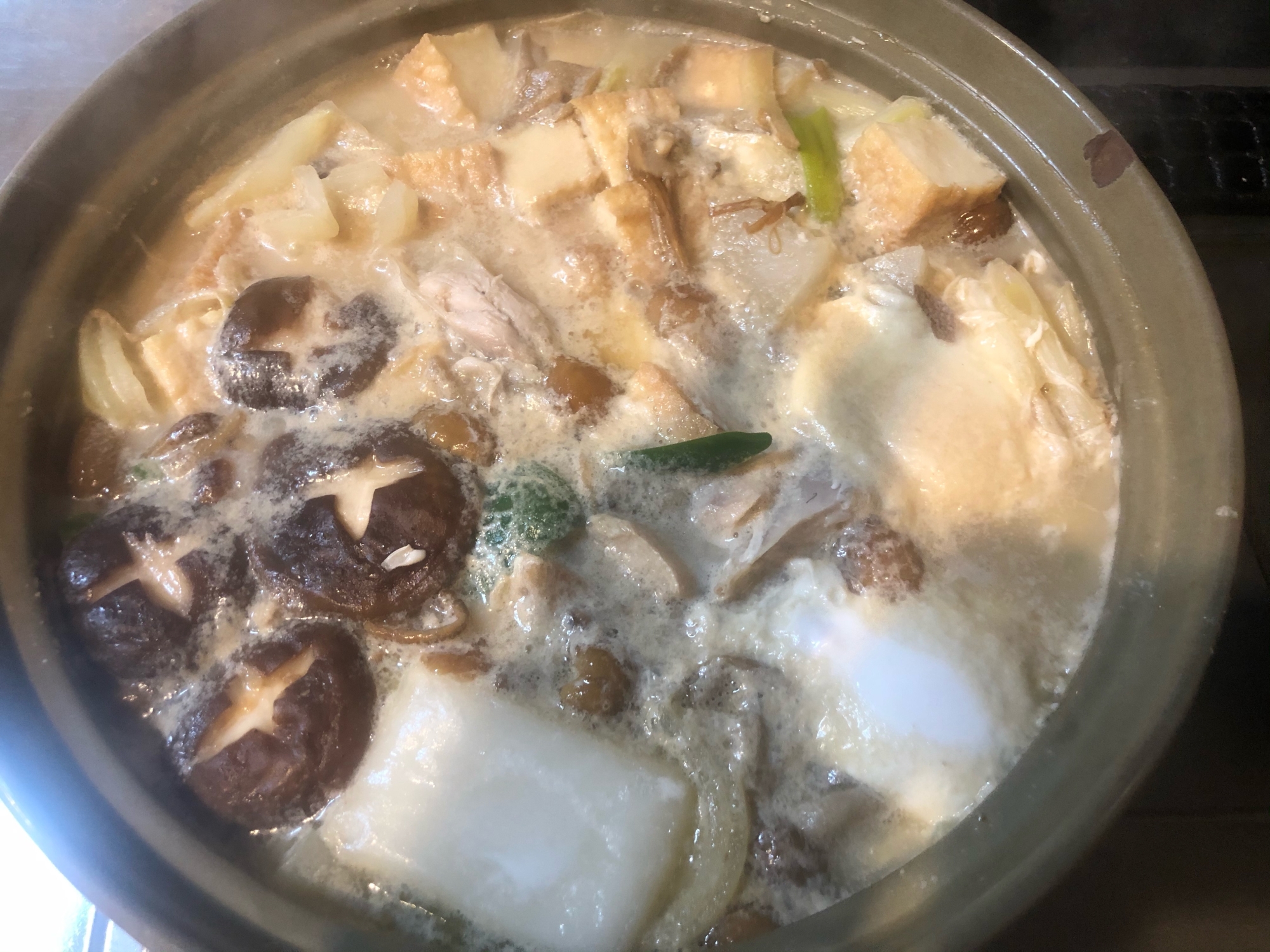 土鍋で作ったぶりあらのみそミルク鍋