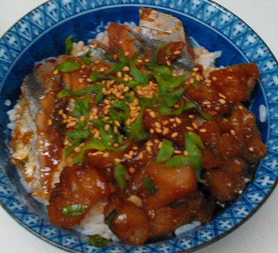 秋刀魚とマグロのお刺身の漬け丼