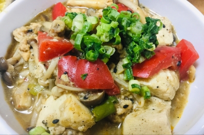 キノコと麻婆豆腐こんなに合うと思わずです☆*:ヘルシーで挽肉も少しで済みました。ありがとうございます♡赤パプリカ好きなので入れました。